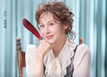 뮤지컬 레드북에서 주인공 안나 역을 맡아 화사한 미소를 지으며 포즈를 취하고 있는 아이비의 모습