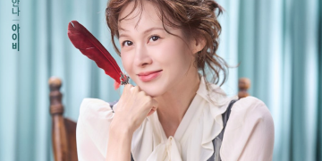 뮤지컬 레드북에서 주인공 안나 역을 맡아 화사한 미소를 지으며 포즈를 취하고 있는 아이비의 모습