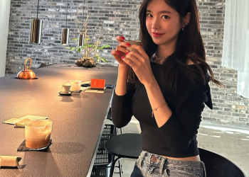 카페에서 따뜻한 분위기 속 커피를 들고 미소 짓는 진세연의 일상 사진