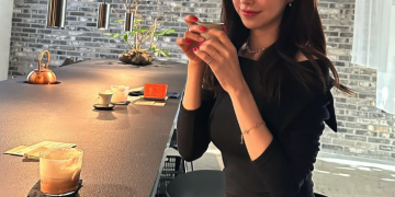 카페에서 따뜻한 분위기 속 커피를 들고 미소 짓는 진세연의 일상 사진