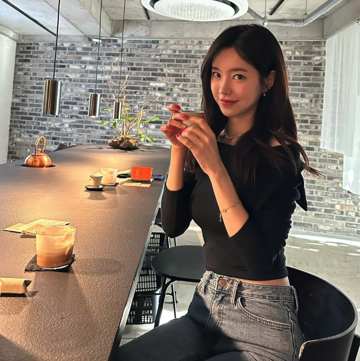 카페에서 여유롭게 커피를 들고 있는 진세연의 일상 사진