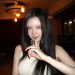 모모랜드 주이의 SNS 일상 사진. 긴 생머리를 늘어뜨리고 밝은색 민소매 상의를 입은 주이가 카메라를 응시하며 손가락을 입술에 대고 있는 모습.