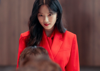 드라마 오늘부터 인간입니다만 주연 김혜윤이 레드 수트를 입고 누군가를 내려다보는 강렬한 스틸컷