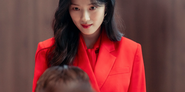 드라마 오늘부터 인간입니다만 주연 김혜윤이 레드 수트를 입고 누군가를 내려다보는 강렬한 스틸컷