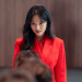 드라마 오늘부터 인간입니다만 주연 김혜윤이 레드 수트를 입고 누군가를 내려다보는 강렬한 스틸컷