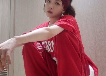 톤즈나잇 힙합 나이트 파티 현장에서 붉은색 힙합 스타일 의상과 헤어밴드를 착용한 채 카메라를 향해 포즈를 취하고 있는 방송인 김민아의 모습