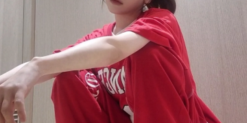 톤즈나잇 힙합 나이트 파티 현장에서 붉은색 힙합 스타일 의상과 헤어밴드를 착용한 채 카메라를 향해 포즈를 취하고 있는 방송인 김민아의 모습