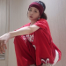 톤즈나잇 힙합 나이트 파티 현장에서 붉은색 힙합 스타일 의상과 헤어밴드를 착용한 채 카메라를 향해 포즈를 취하고 있는 방송인 김민아의 모습