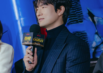 영화 캐셔로 제작발표회에 참석해 마이크를 들고 있는 배우 김병철