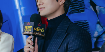 영화 캐셔로 제작발표회에 참석해 마이크를 들고 있는 배우 김병철