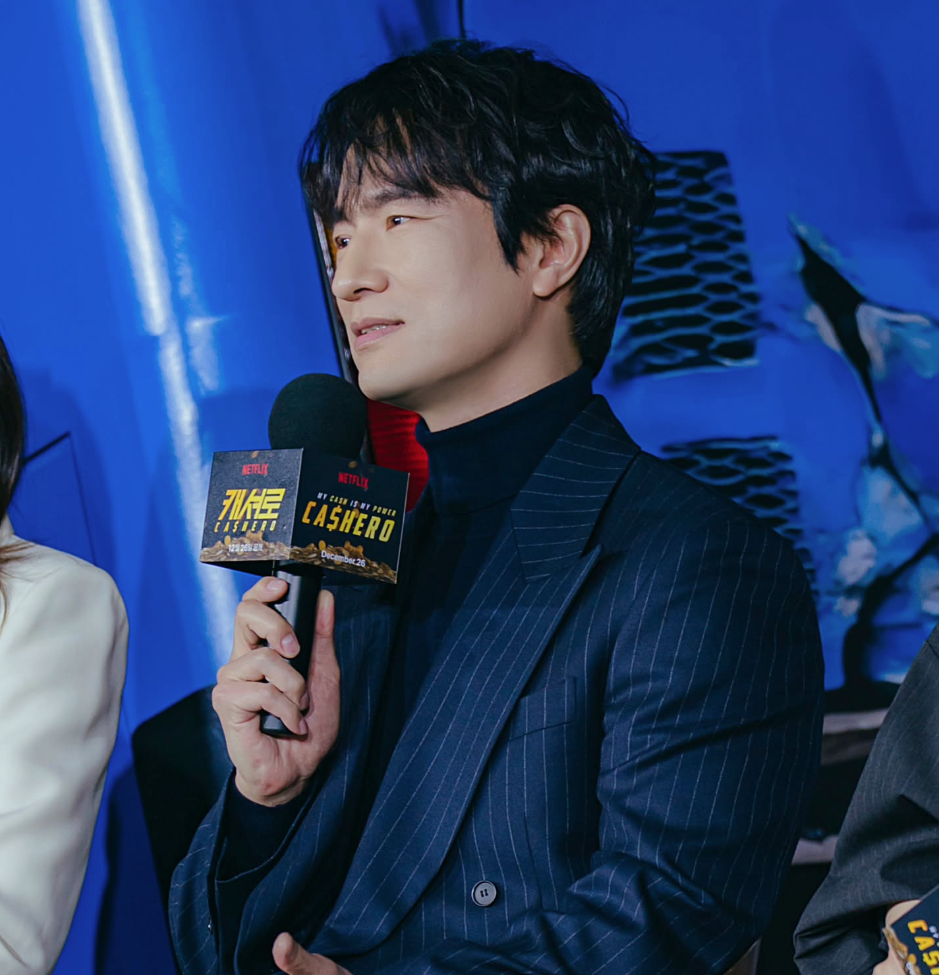 영화 캐셔로 제작발표회에 참석해 마이크를 들고 있는 배우 김병철
