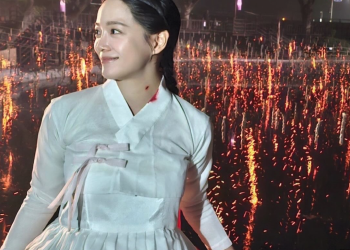 ‘이강에는 달이 흐른다’ 촬영 중 휴식 시간에 한복을 입고 미소 짓는 김세정