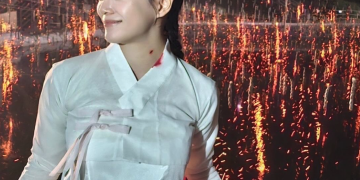 ‘이강에는 달이 흐른다’ 촬영 중 휴식 시간에 한복을 입고 미소 짓는 김세정