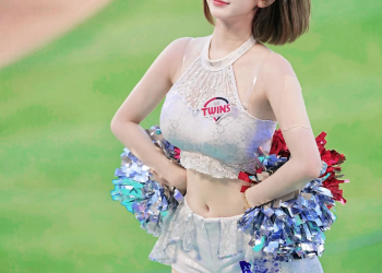 야구 경기장에서 응원 퍼포먼스를 펼치고 있는 치어리더 이주은의 모습