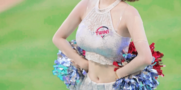 야구 경기장에서 응원 퍼포먼스를 펼치고 있는 치어리더 이주은의 모습