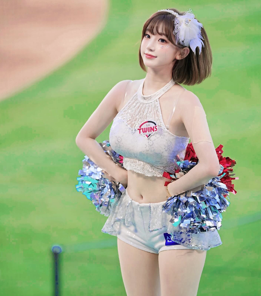 야구 경기장에서 응원 퍼포먼스를 펼치고 있는 치어리더 이주은의 모습