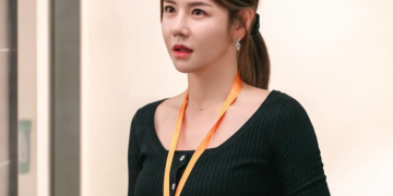 드라마 '결혼하자 맹꽁아' 촬영 현장에서 주황색 사원증 목걸이를 걸고 검은색 긴팔 상의를 입은 채 어딘가를 응시하고 있는 배우 이연두의 스틸컷 모습