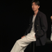 이민기가 CINE21 화보 촬영 중 블랙 재킷과 화이트 팬츠를 입고 포즈를 취하고 있는 모습