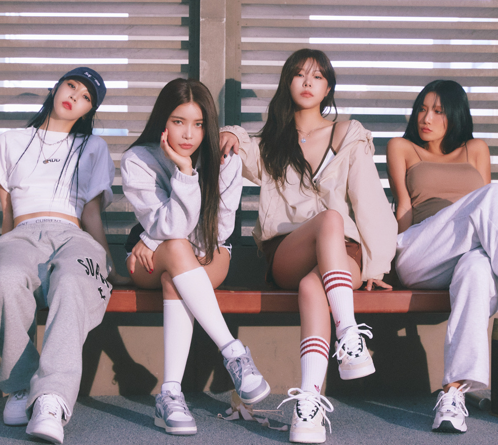 마마무 데뷔 12주년을 기념해 공개된 멤버들의 단체 사진