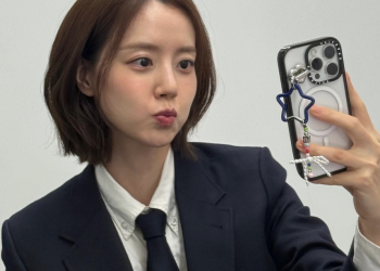 정장 차림으로 셀카를 촬영하는 문채원의 일상 모습