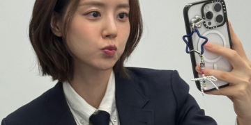정장 차림으로 셀카를 촬영하는 문채원의 일상 모습