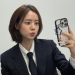 정장 차림으로 셀카를 촬영하는 문채원의 일상 모습