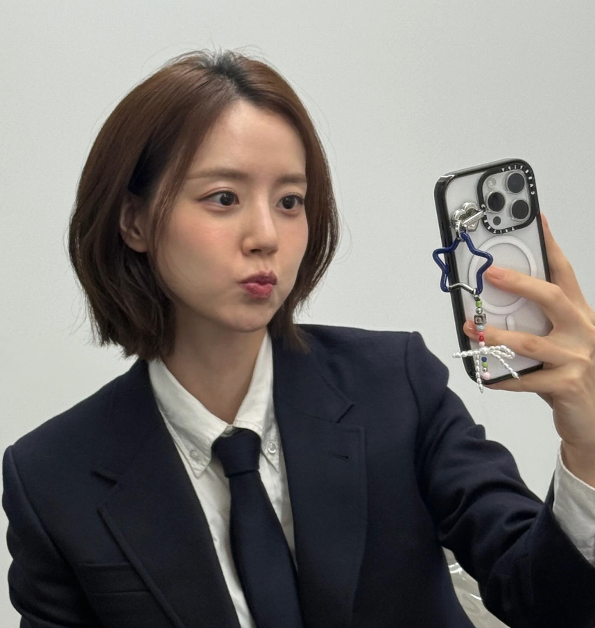 정장 차림으로 셀카를 촬영하는 문채원의 일상 모습