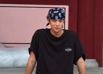 촬영장 휴식 시간에 자연스러운 모습으로 앉아 있는 문상민