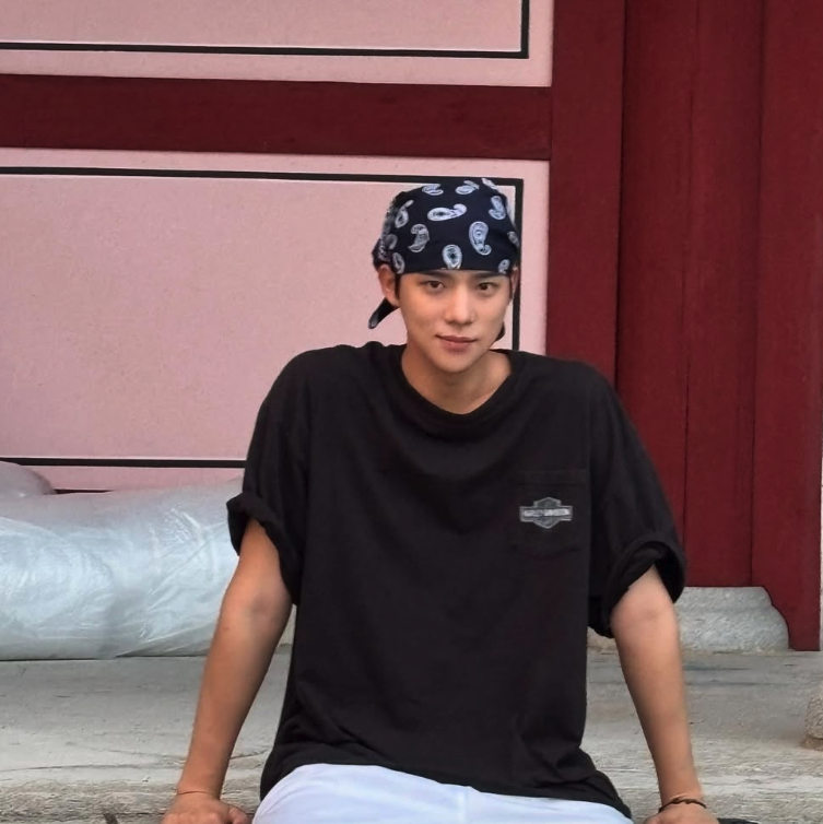 촬영장 휴식 시간에 자연스러운 모습으로 앉아 있는 문상민