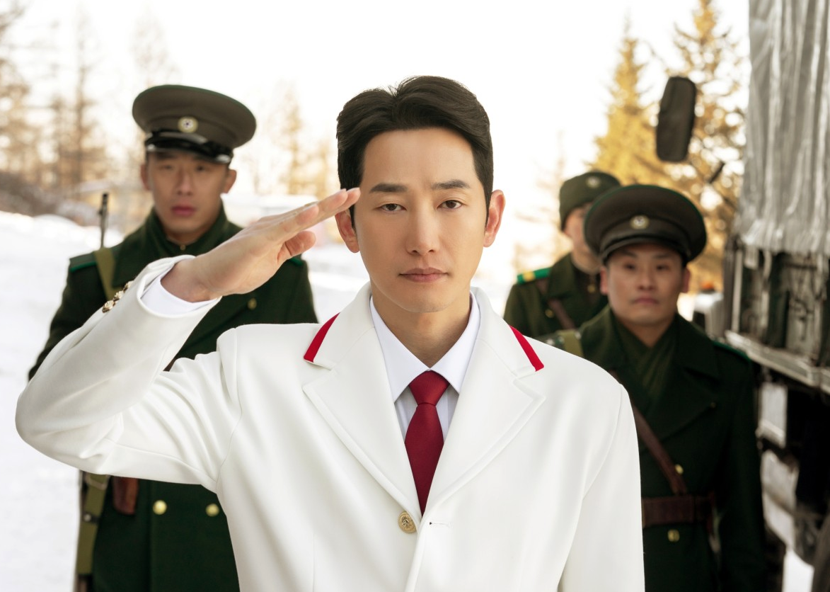 영화 신의악단에서 경례하는 주연 배우 박시후의 모습