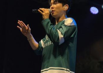 건국대학교 행사에서 열창하는 폴킴의 무대 모습