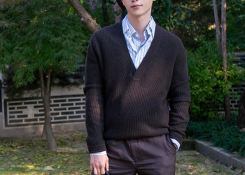 몽블랑 화보 속에서 자연스러운 분위기를 보여주는 배우 서강준