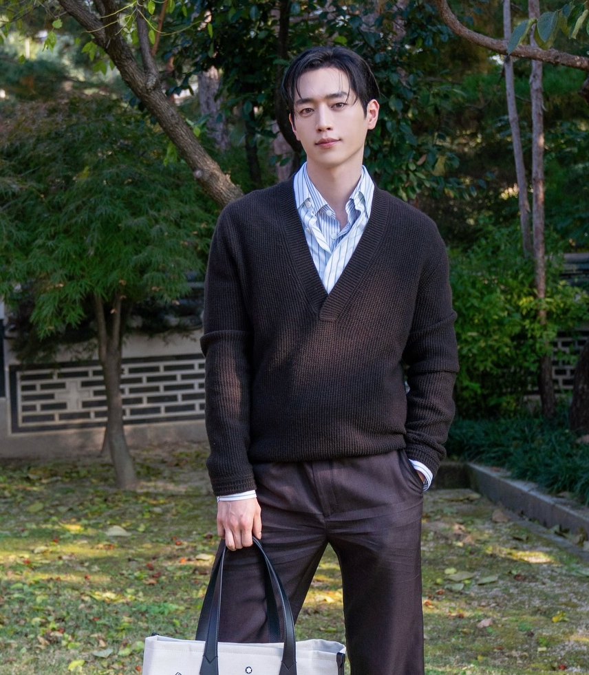 몽블랑 화보 속에서 자연스러운 분위기를 보여주는 배우 서강준