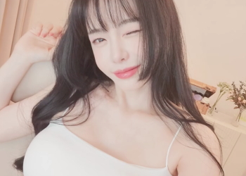 방송인 서유리의 SNS 셀카 사진. 긴 생머리에 흰색 민소매 상의를 입고 윙크하며 카메라를 응시하는 모습. 밝고 건강한 모습이 돋보인다.