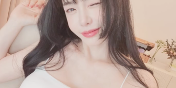 방송인 서유리의 SNS 셀카 사진. 긴 생머리에 흰색 민소매 상의를 입고 윙크하며 카메라를 응시하는 모습. 밝고 건강한 모습이 돋보인다.
