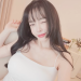 방송인 서유리의 SNS 셀카 사진. 긴 생머리에 흰색 민소매 상의를 입고 윙크하며 카메라를 응시하는 모습. 밝고 건강한 모습이 돋보인다.