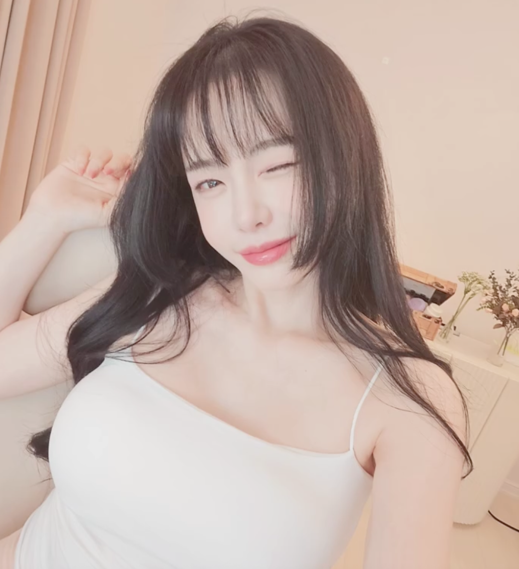 방송인 서유리의 SNS 셀카 사진. 긴 생머리에 흰색 민소매 상의를 입고 윙크하며 카메라를 응시하는 모습. 밝고 건강한 모습이 돋보인다.