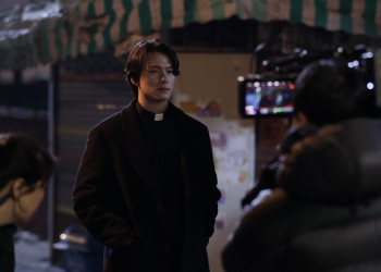 영화 온리 갓 노우즈 에브리띵 촬영 현장에서 사제복을 입고 연기에 몰입하고 있는 배우 신승호의 모습