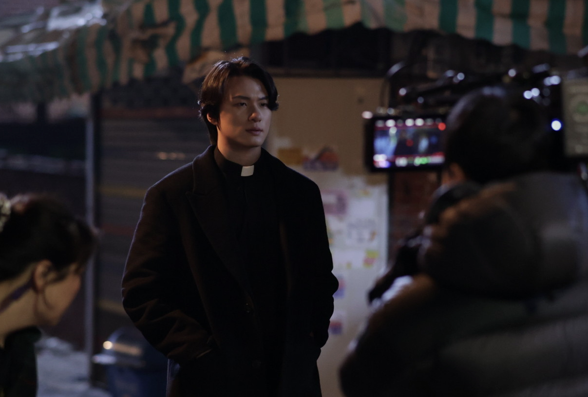 영화 온리 갓 노우즈 에브리띵 촬영 현장에서 사제복을 입고 연기에 몰입하고 있는 배우 신승호의 모습