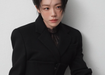 화보 촬영 중 카메라 밖을 응시하는 소주연의 비하인드 컷