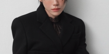 화보 촬영 중 카메라 밖을 응시하는 소주연의 비하인드 컷
