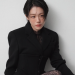 화보 촬영 중 카메라 밖을 응시하는 소주연의 비하인드 컷