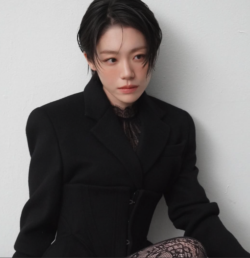 화보 촬영 중 카메라 밖을 응시하는 소주연의 비하인드 컷