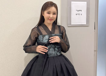 KBS 가요무대 분장실 10호 앞 복도에서 검은색 시스루 한복을 입고 손을 가지런히 모은 채 미소 짓고 있는 가수 송가인의 모습