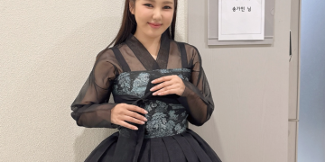 KBS 가요무대 분장실 10호 앞 복도에서 검은색 시스루 한복을 입고 손을 가지런히 모은 채 미소 짓고 있는 가수 송가인의 모습