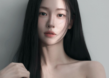 배우 송지우의 프로필 사진. 검은색으로 염색한 긴 생머리를 늘어뜨리고 검은색 탑을 입은 채 정면을 응시하는 모습. 맑고 단정한 이미지가 돋보인다.