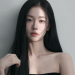 배우 송지우의 프로필 사진. 검은색으로 염색한 긴 생머리를 늘어뜨리고 검은색 탑을 입은 채 정면을 응시하는 모습. 맑고 단정한 이미지가 돋보인다.