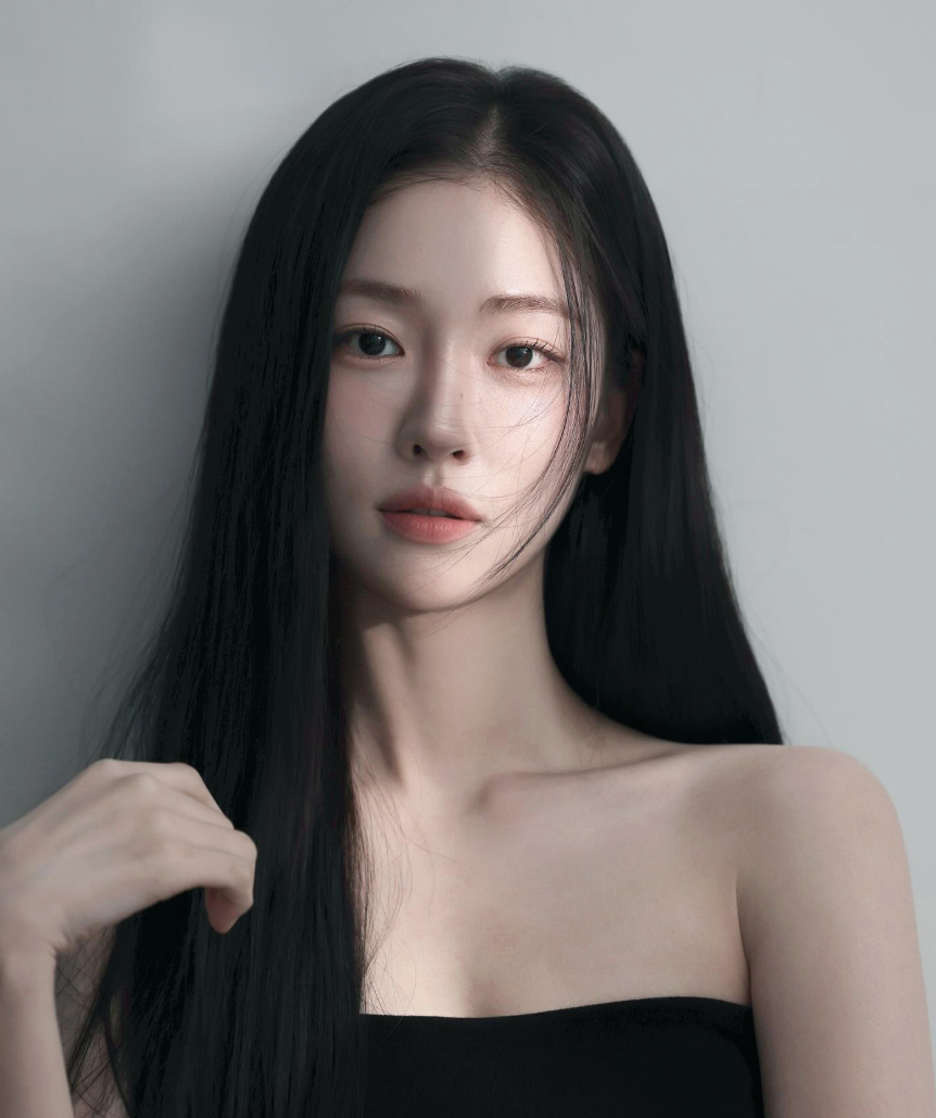 배우 송지우의 프로필 사진. 검은색으로 염색한 긴 생머리를 늘어뜨리고 검은색 탑을 입은 채 정면을 응시하는 모습. 맑고 단정한 이미지가 돋보인다.