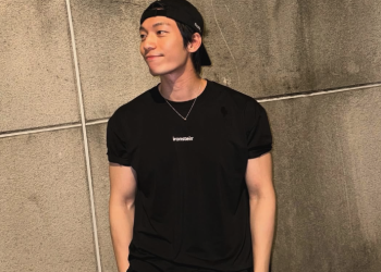 밤거리를 산책하며 편안한 분위기를 보이는 위하준의 일상 사진