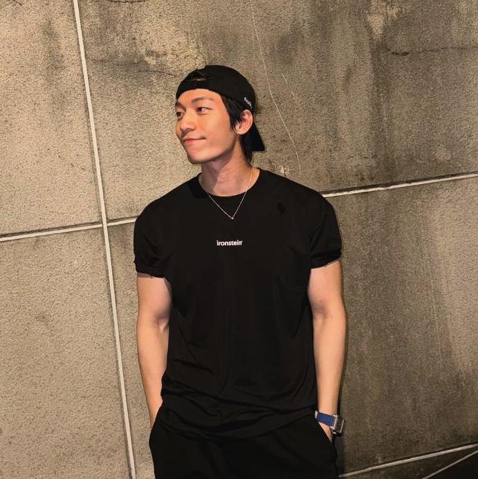 밤거리를 걷는 위하준의 자연스러운 일상 모습